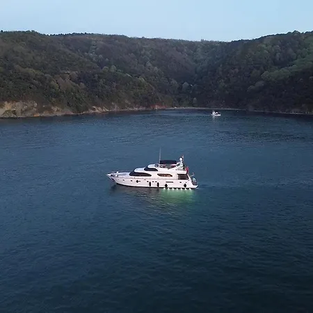 Ботель Ayem Yachting *